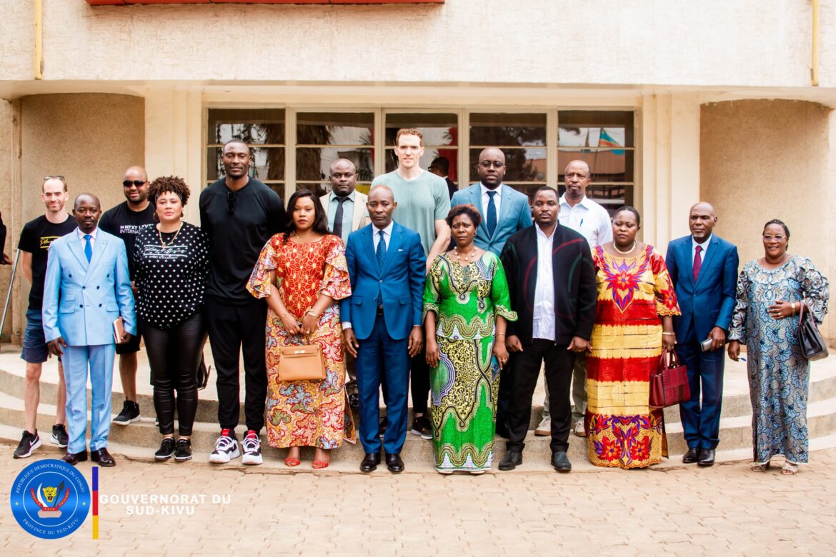 Échange entre le Gouverneur Jean Jacques Purusi Sadiki et la star de la NBA Bismarck Biyombo autour de la promotion des activités sportives.